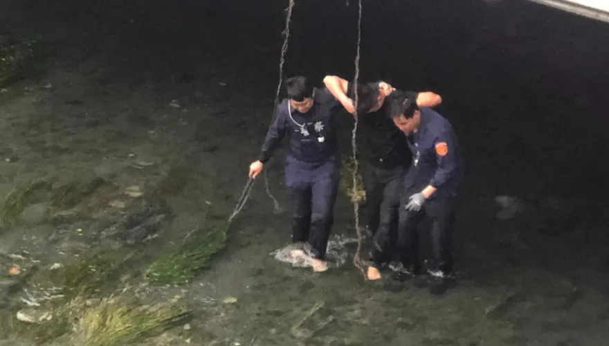影/酒駕肇逃「玩命跳橋」！遭警消聯手揪出腳扭傷被法辦　再吞4罰單