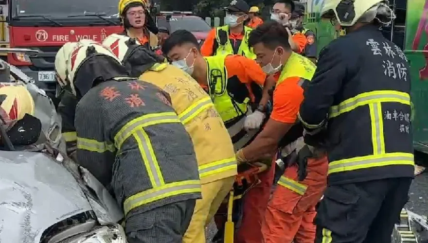 快訊/國3雲林斗六遊覽車驚悚車禍　母子車尾窗噴出雙雙慘死