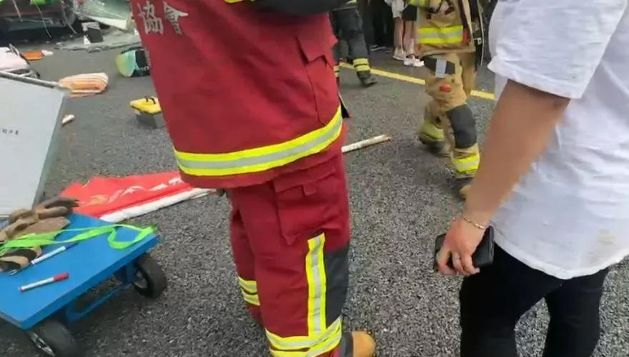 快訊/乘客還原驚悚瞬間！司機狂按喇叭仍撞車　他驚見「同事老婆渾身是血」