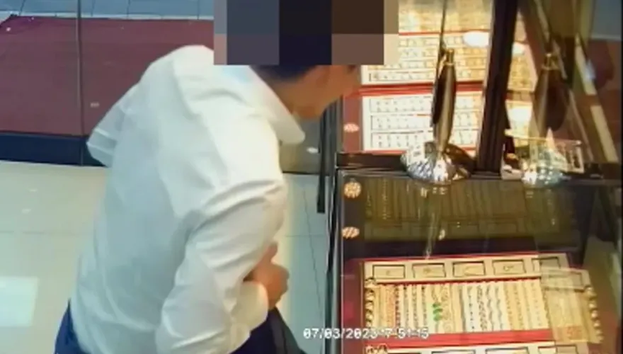 影/西裝男260萬買金條！一邊拿貨、一邊人民幣凍結　警逮2男