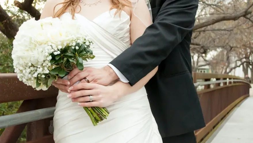 人夫偷吃學生妹！情人節拍婚紗被抓包辯：濟公指點　小三判賠100萬