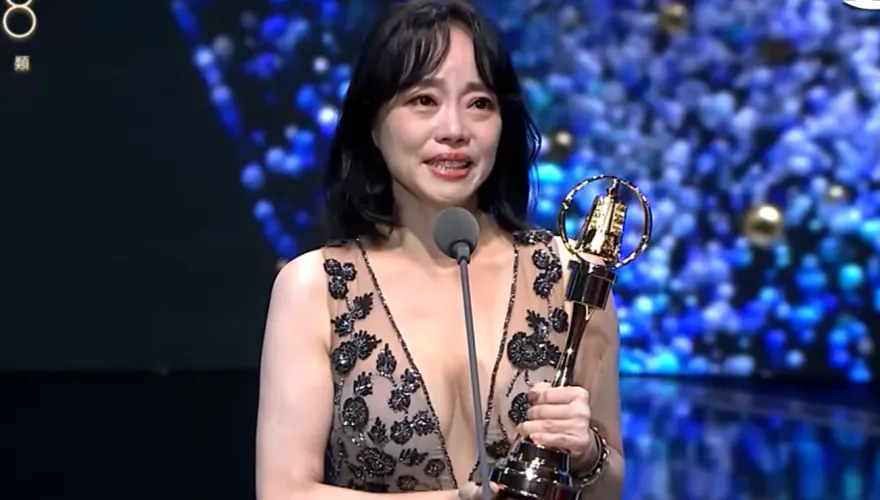 金鐘獎/擊敗賴佩霞！范瑞君奪迷你劇女配　痛喊「讓所有苦難都留在戲劇」