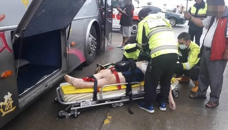 嚇壞！台中男喝茫躺進遊覽車「行李室」睡覺猝死　出遊離奇丟命