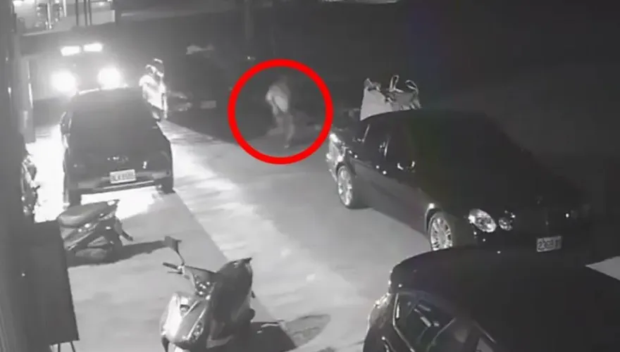 影/沒開大燈拒檢棄車逃！2男田埂躲警　車滑行撞賓士