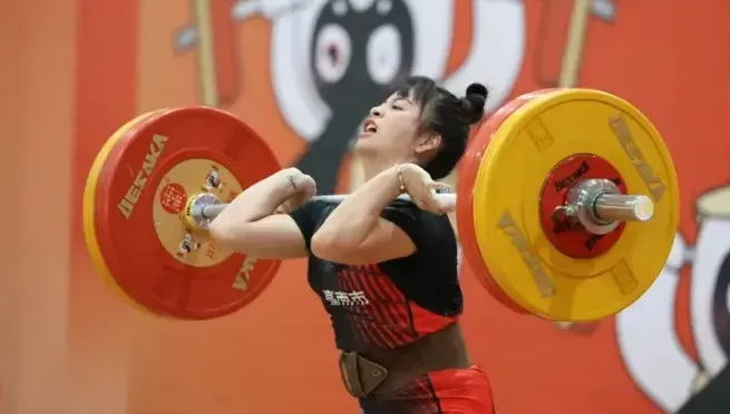 舉重表特女神3破大會全運奪金！方莞靈霸氣喊話：明年巴黎奧運上看見我