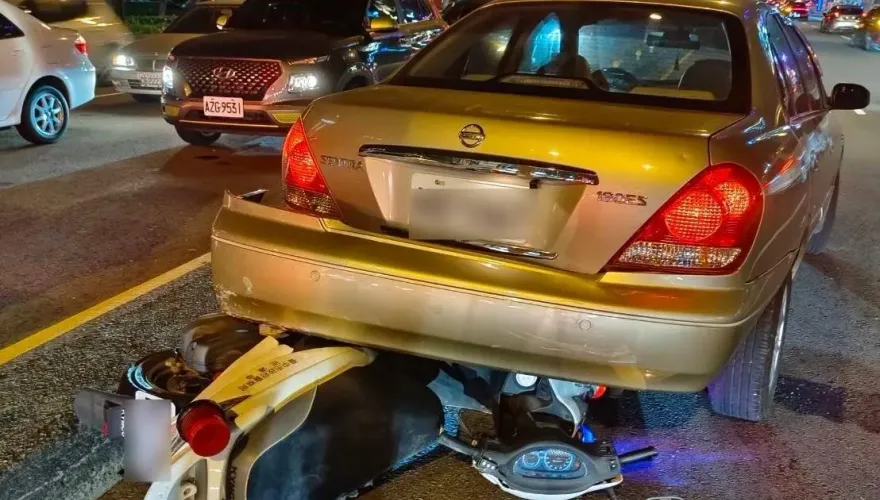 影/毒蟲拒檢狂飆撞警車　被捕癱軟哭喊「藥在包包裡」