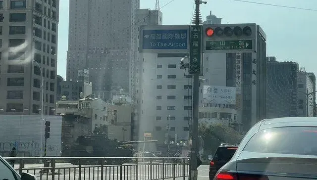 影/高雄坦克群壓馬路「出大事啦？」　原來是長青17號操演