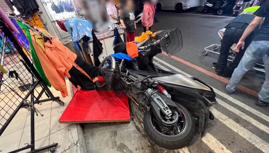 影/新把妹術？中和酒駕男載妹撞車　騎進內衣店「全包了」4傷