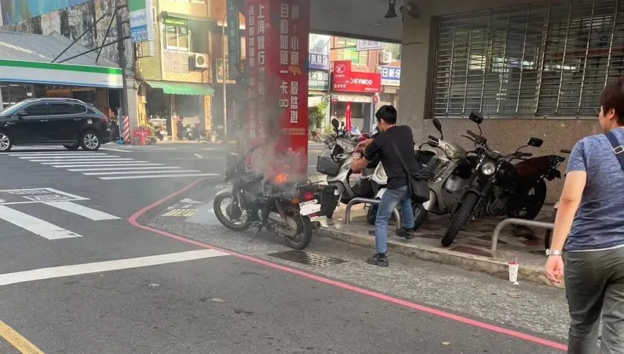 影/台南刑警外出查案　巧遇「路邊機車起火」成功救援