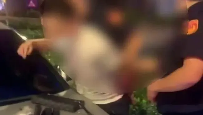 影/中和男載女友闖紅燈拒檢　警追破窗「一查竟是通緝犯」搜出安毒