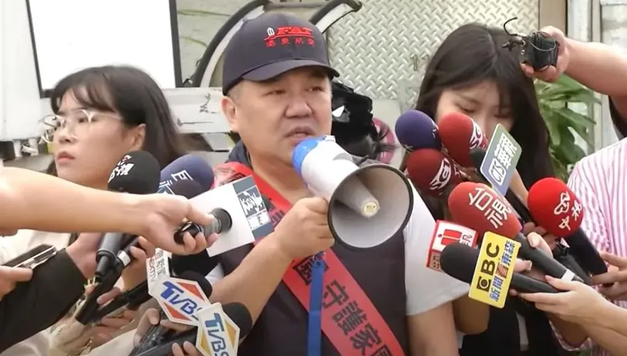 影/不服遠航總部被強拆！張綱維率隊丟雞蛋抗議　大聲公怒嗆