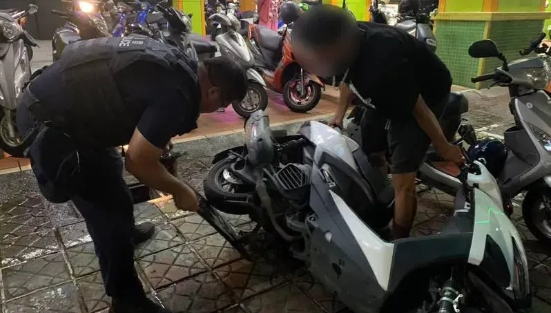 影/高雄男機車中柱卡水溝蓋　警化身「大力水手」順利脫困