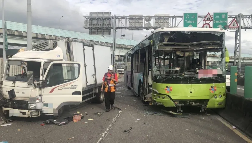 快訊/新北中山橋公車撞小貨車「佔滿車道」！13傷、其中1人是孕婦