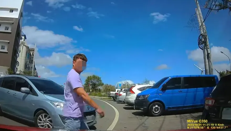 影/囂張！恆春「人肉搶車位」逆向車神速卡入　網怒：快檢舉起來