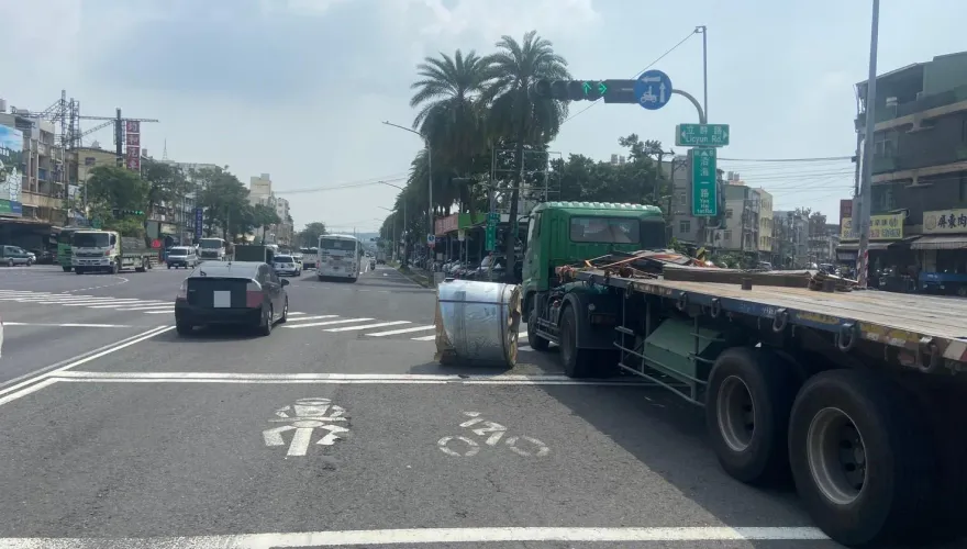 影/高雄20噸「血滴子」路上滾！小港大貨車鋼捲未綁好　駕駛可罰1.8萬