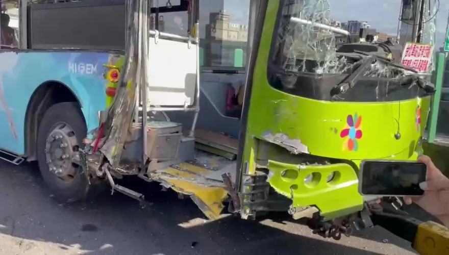 影/新北三重中山橋公車撞貨車　車頭全爛13人含孕婦傷送醫