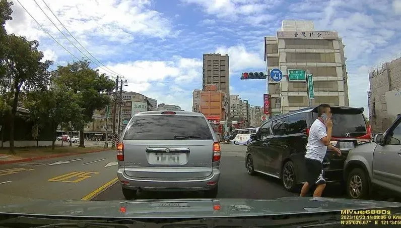 影/再撞一次比較划算？男等紅燈追尾豪華堡壘竟倒車再撞　駕駛全看傻
