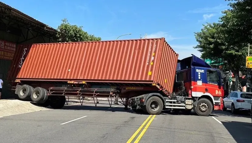 影/四線道通通被擋住！貨櫃車突「打橫」交通大癱瘓　樹林警急排除