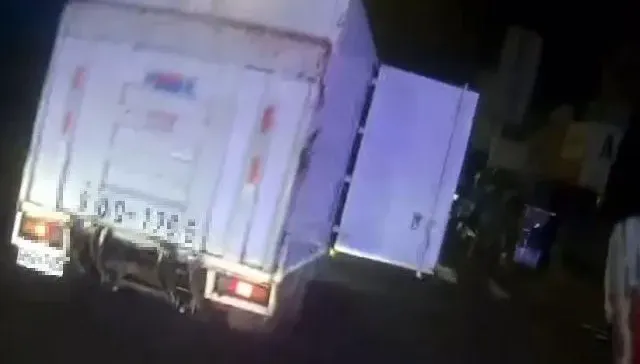 影/竹北夜半驚見恐怖「飄門」物流車　後方騎士超車同1秒險遭擊中急煞