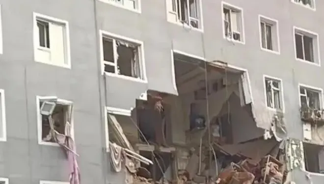 影/轟！外牆「瞬間炸出大洞」住戶欲跳樓逃生　吉林一公寓瓦斯氣爆1死16傷