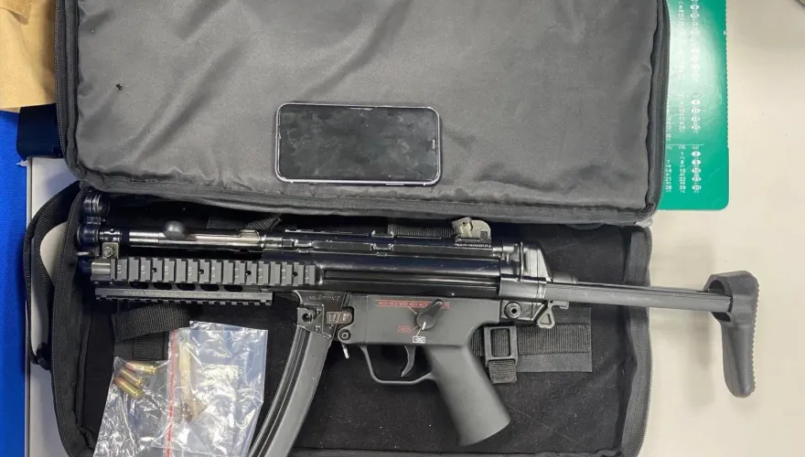 影/網購買槍！新莊警釣出台南軍火販公園面交逮人　驚見新型MP5衝鋒槍