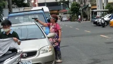 影/黑玫瑰重出江湖？高雄頭巾嬤「當街掏槍射擊」　超派架勢背後原因曝光