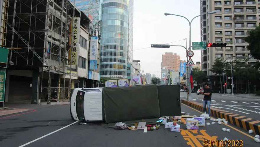 影/台中貨車左晃右擺…下秒翻覆！　火龍果、芭樂噴出「畫面曝」