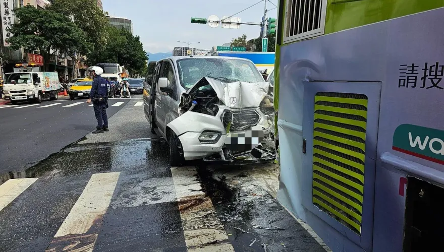 快訊/事發瞬間影像曝！北市長照專車追撞公車「車頭全毀」　竄火苗司機急撲滅