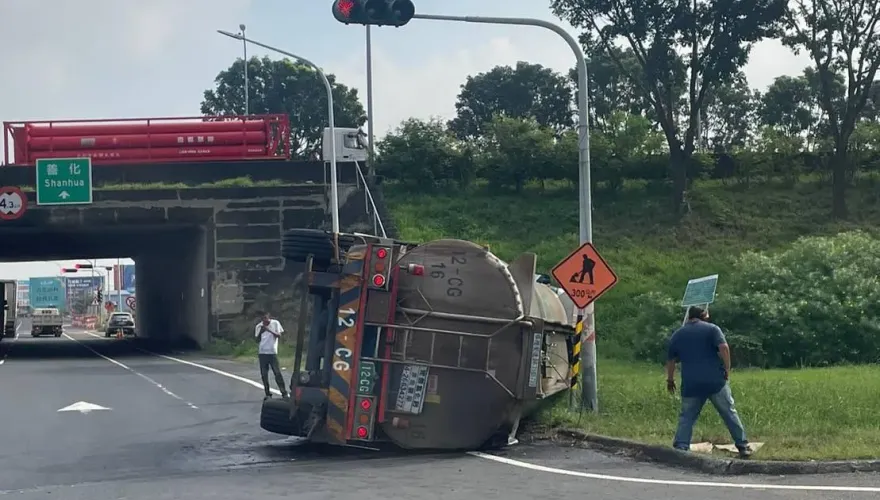 影/國1安定交流道油罐車翻覆！化學液體漏滿地　現場怵目驚心