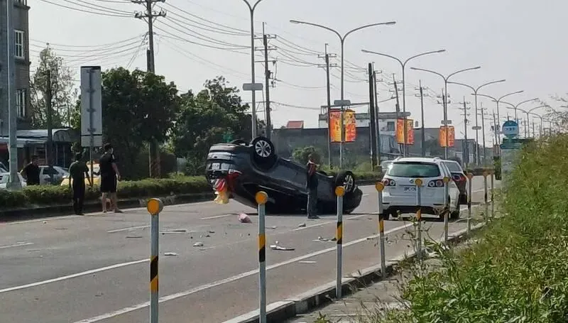 影/嘉義縣道168線「休旅車翻覆」！23歲男失去生命跡象搶救中
