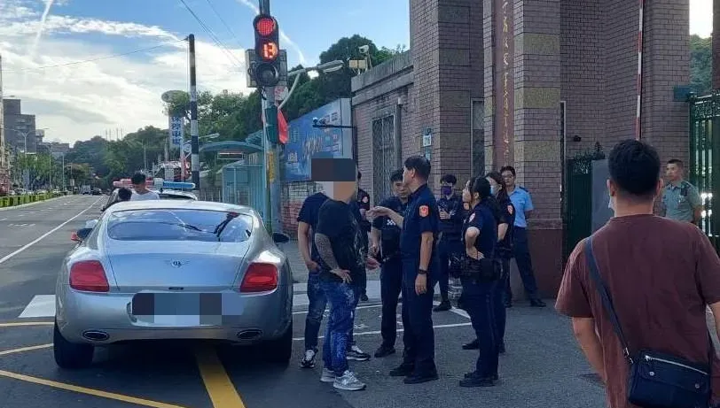 嘲諷同學染紅髮像「櫻木花道」遭圍毆！父開賓利撂人到校討公道　黑幫背景曝