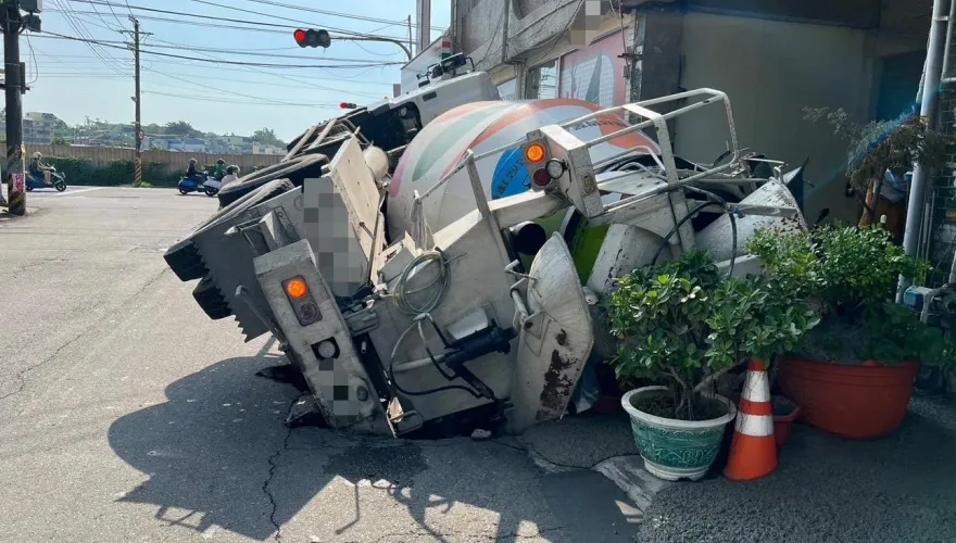 快訊/高雄又見天坑！水泥車「右邊身體掉進洞」　司機自行爬出