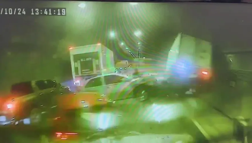 影／撞車驚悚畫面曝！砂石車沒減速狂衝　新澳隧道16車連環撞釀1死11輕重傷