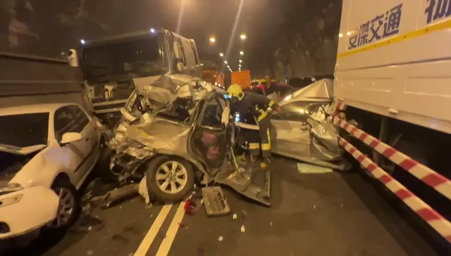 快訊/新澳隧道重大車禍！砂石車推撞16車變廢鐵　76歲男搶救不治、11傷