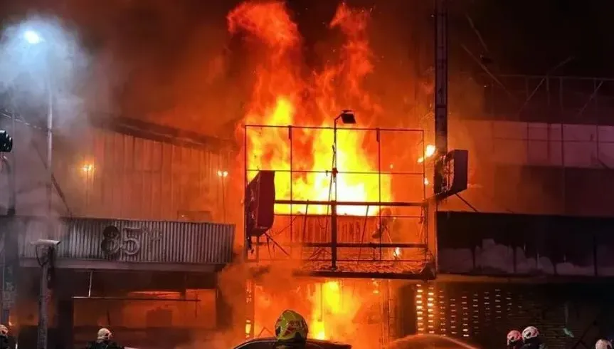 快訊/嘉義市區深夜火警　10店面遭大火吞噬...85度C、牛排店陷火海