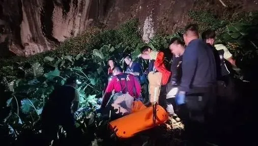 基隆忘憂谷車輛「衝破護欄」墜谷！警消空拍搜救　駕駛壓車底亡