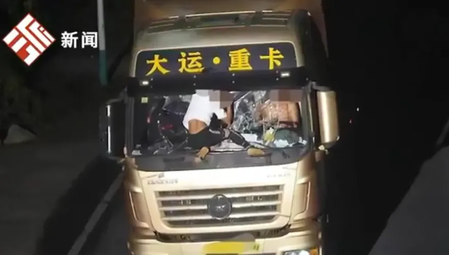 影/男子緊趴貨車擋風玻璃　司機繼續開「狂飆100公里」驚險畫面曝