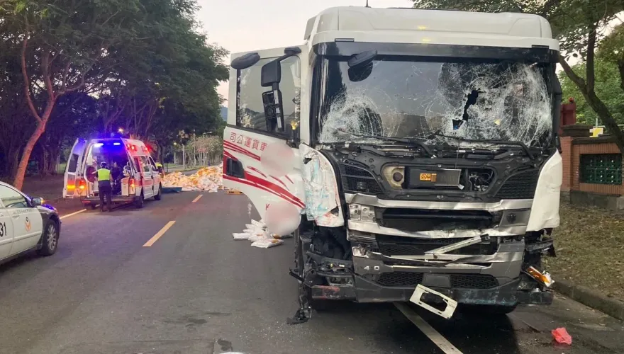 快訊/白米散滿道路！三峽拖板車撞破台北大學圍籬　1女遭「米海」淹沒受傷送醫