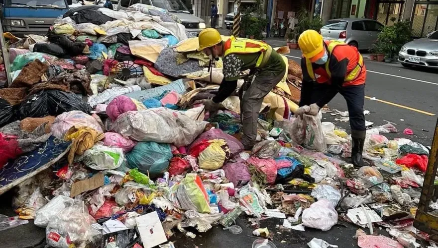垃圾車險整車燒起來！清潔隊忍惡臭找火苗...竟是鋰電池釀禍