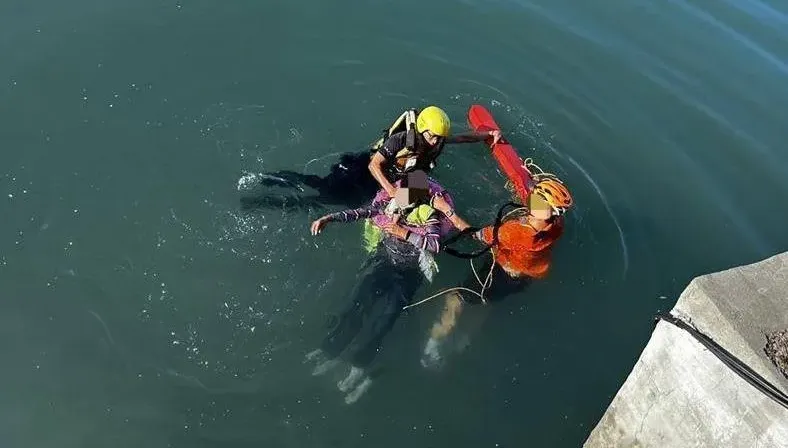 鐵馬騎士跳河救命！淡水阿伯釣魚失足墜河　血氧濃度過低緊急送醫