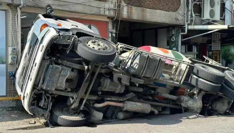 高雄天坑大逆轉！竟是預拌車「超載9.9公噸」害的　市府將求償