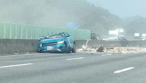 快訊/國3通霄驚悚車禍！轎車遭大貨車撞飛「衝到對向」2傷　車頭爆裂畫面曝