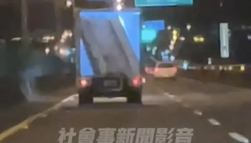 影/國5貨車危險上路！車廂門板未關風中擺盪　其他車輛紛紛閃避