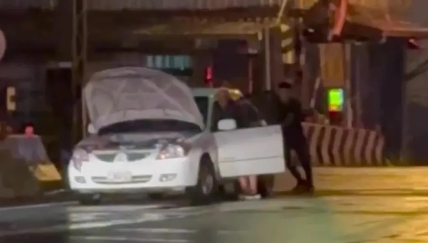 影/驚險片！宜蘭老翁車卡平交道 蘇澳海事學生翻牆推車神救援