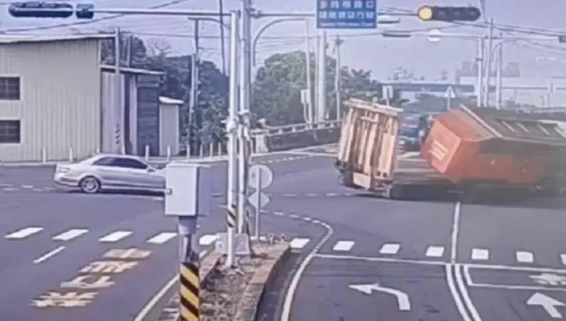 疑似轉彎過大　雲林拖板車碎木機砸落畫面曝光！