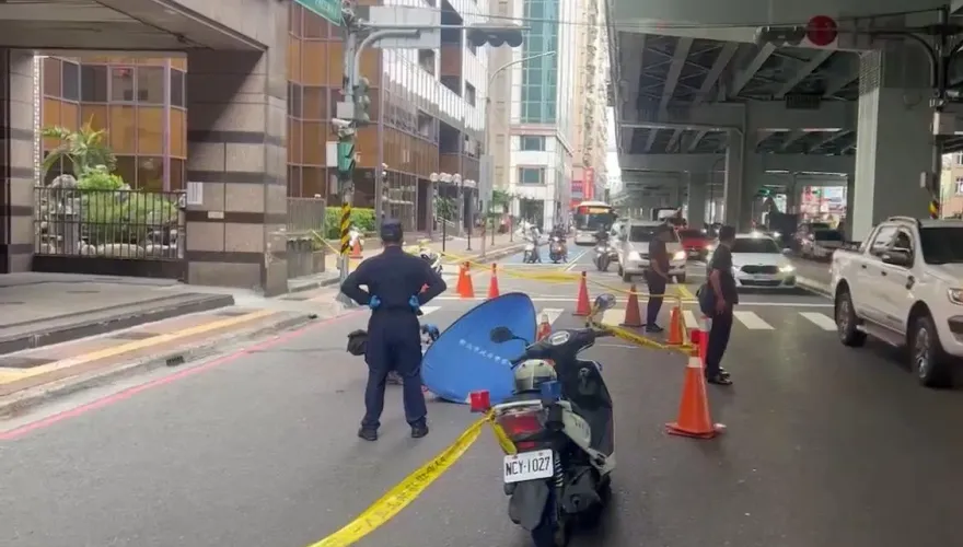 快訊/新北中和男子墜樓身亡　路過騎士嚇傻撞分隔島摔車