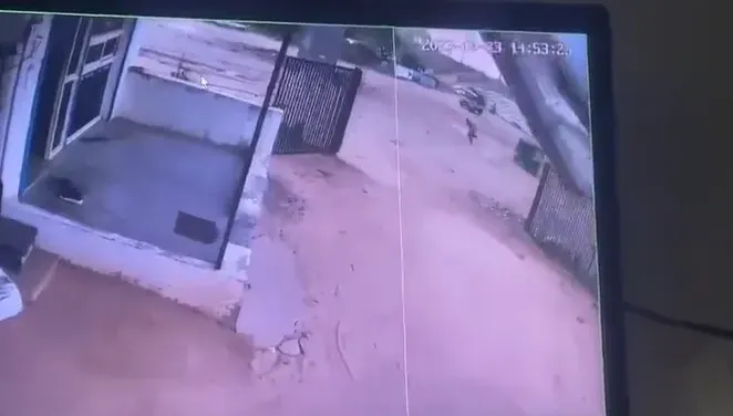 影/恐怖4秒鐘！印度興建中高架橋突然倒塌　2車夫橋下休息慘被壓死