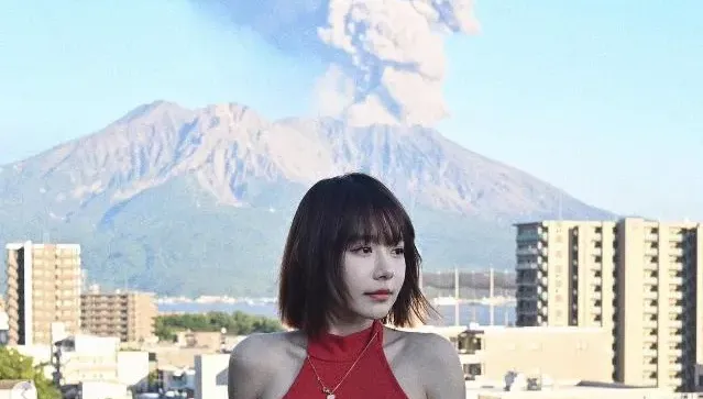 火山爆發不夠看！林明禎穿太辣「美胸快要蹦出來」　網讚：核爆等級