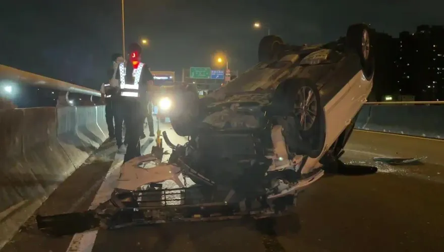 國10高雄翠華路匝道轎車撞毀翻覆　疑不熟路況自撞幸無傷