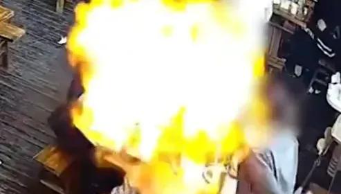 影/惡劣！女子偷用打火機「點燃氫氣球」　下秒爆炸冒巨大火球險燒傷朋友